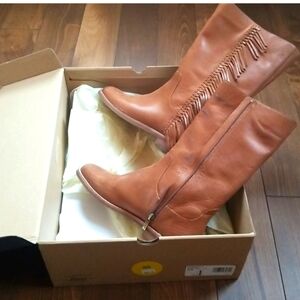 Great looking leather tan boots...size 8.5